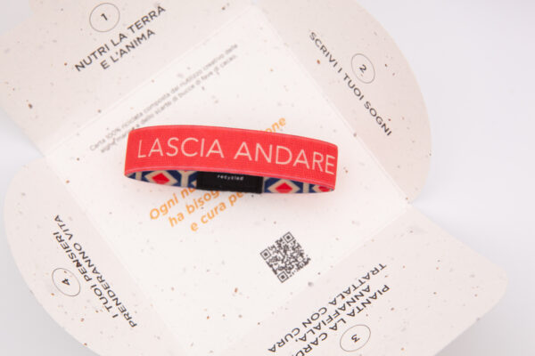 bracciale con frase lascia andare con packaging