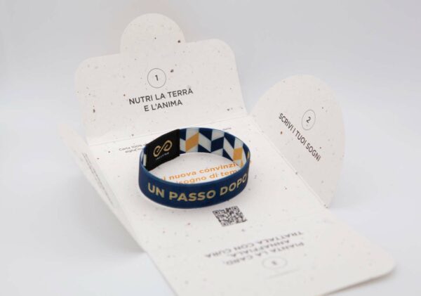 bracciale con frase un passo dopo l'altro con packaging