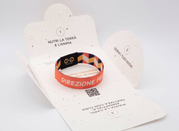 packaging bracciale con frase felicita closeup