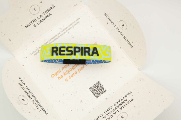 bracciale con frase respira retro e packaging