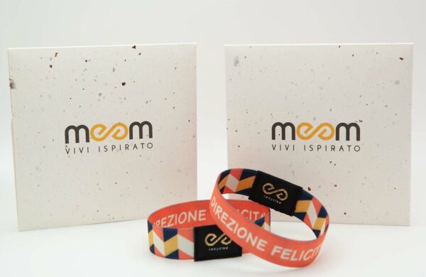 coppia bracciali con frase felicita e packaging